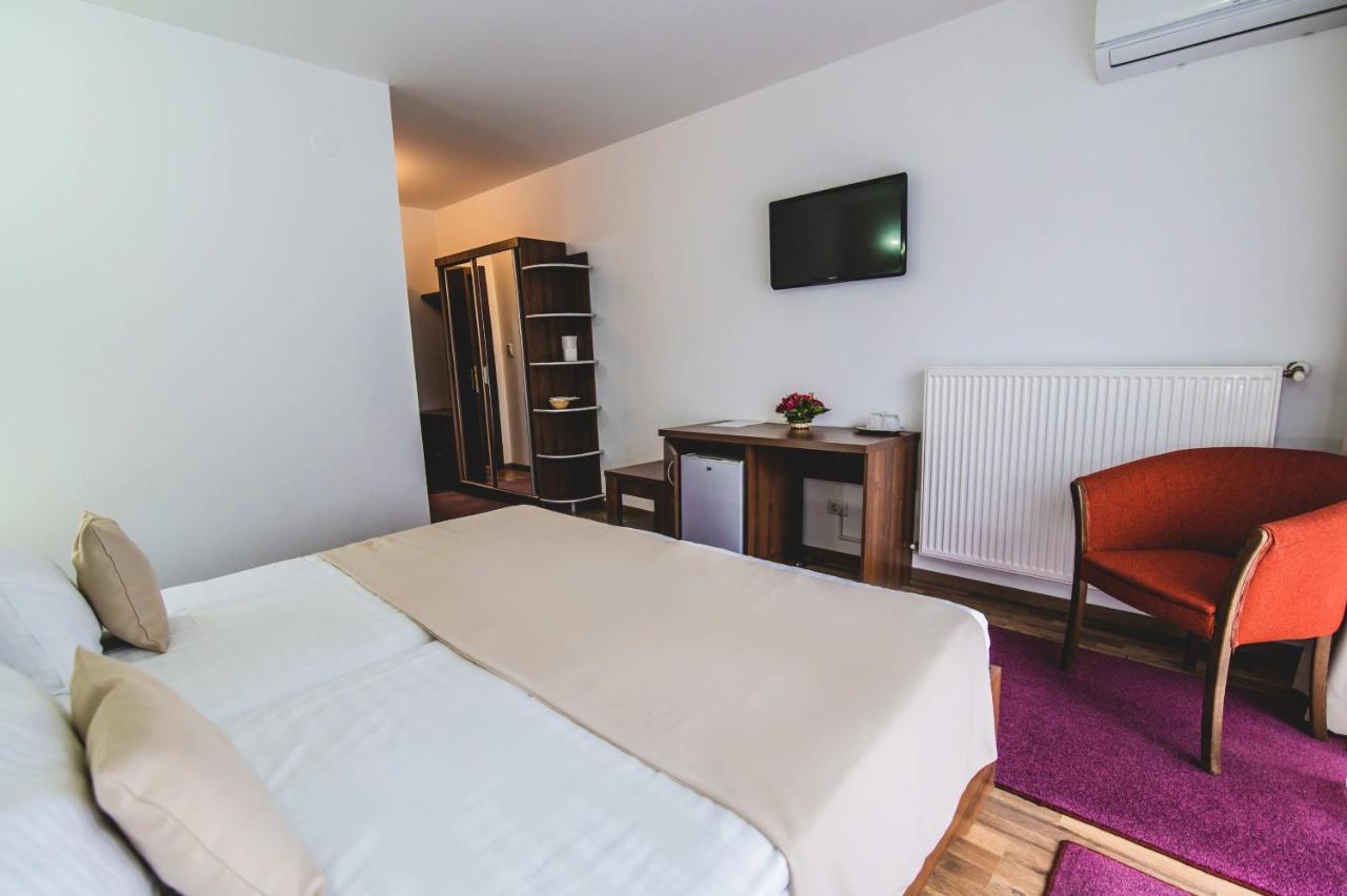 Hotel Class Brezoi Eksteriør billede