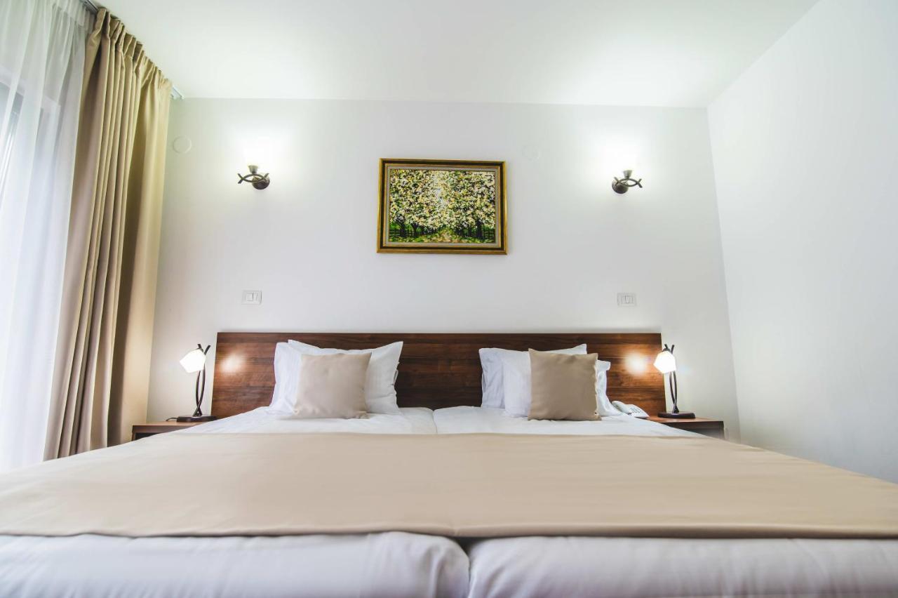 Hotel Class Brezoi Eksteriør billede